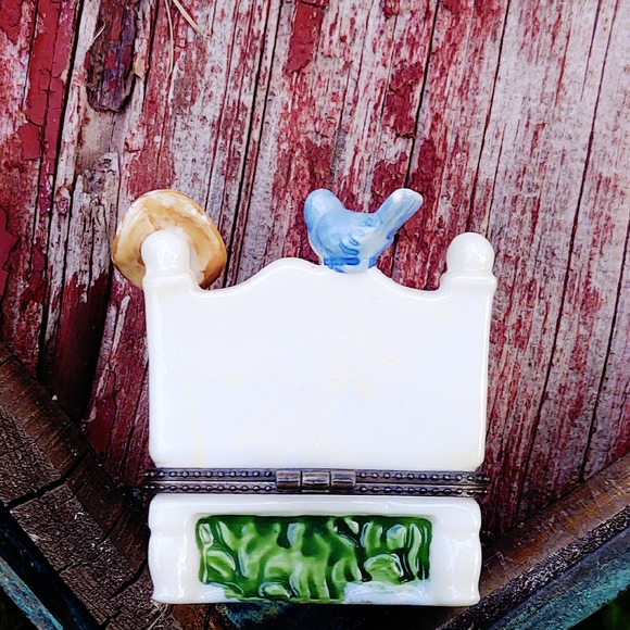 Vintage Ceramic Garden Themed Miniature Bench Box - Picture 6 of 8